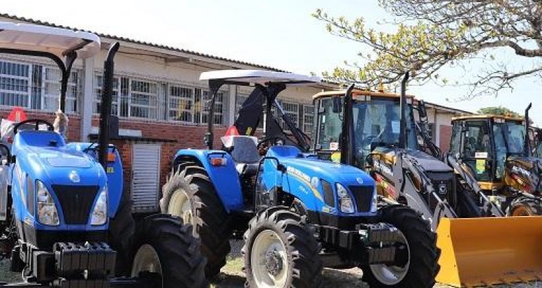 Governo de SC realiza entrega de máquinas agrícolas.