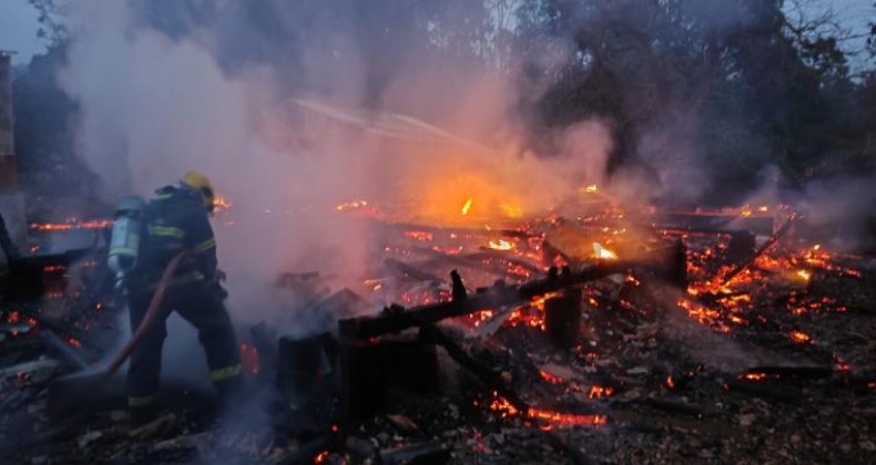 Incêndio consome casa no interior de Saudades.