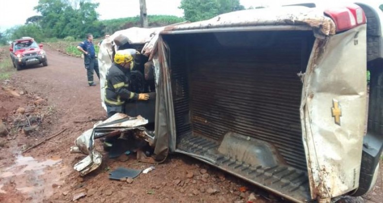 Bombeiros resgatam condutor após capotamento na SC-492.