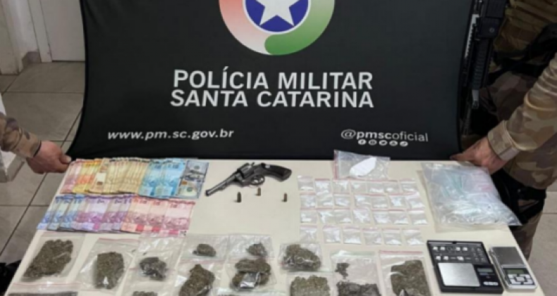 Drogas e arma ilegal são apreendidas em Chapecó.