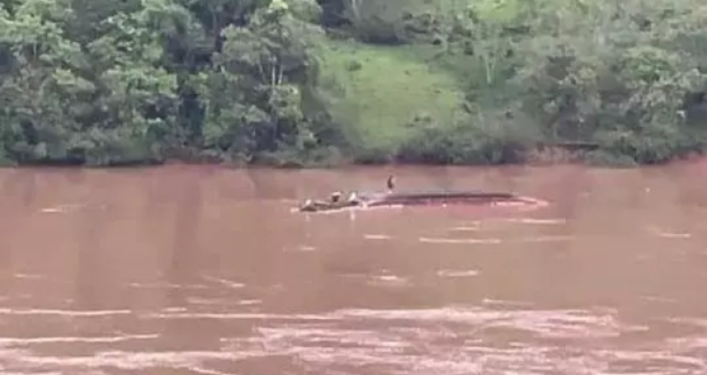 Oeste: Balsa vira com caminhão no Rio Uruguai.