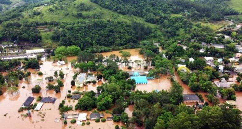 Palmitos: Rio Uruguai inunda Balneário de Ilha Redonda.