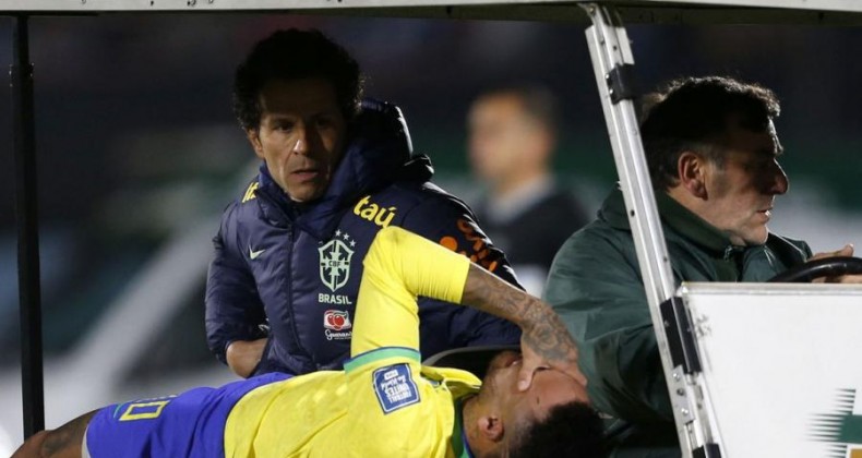 Neymar é submetido a cirurgia no joelho esquerdo