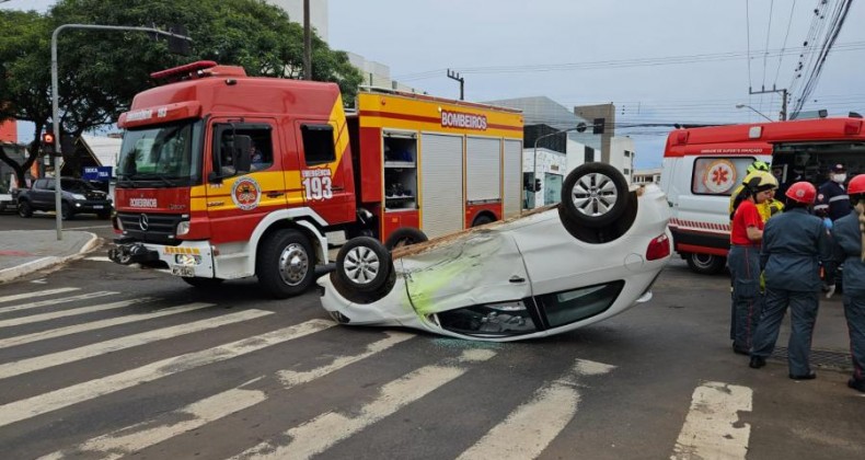 Após colisão, carro capota no Oeste de SC.