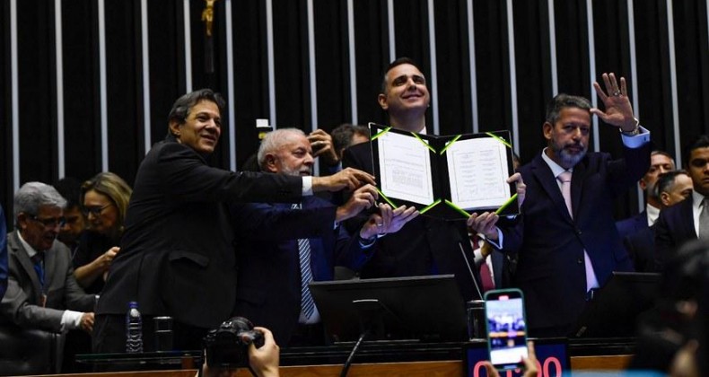 Brasil: Congresso promulga reforma tributária.