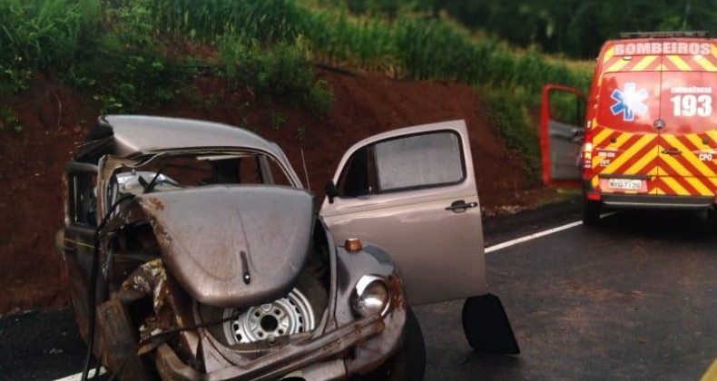 Fusca sai da pista e capota em Cunhataí.