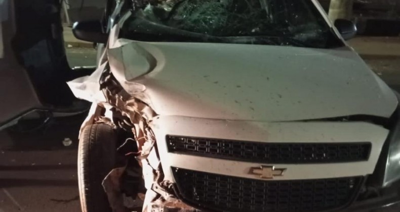 Carro bate em carreta estacionada em Pinhalzinho.