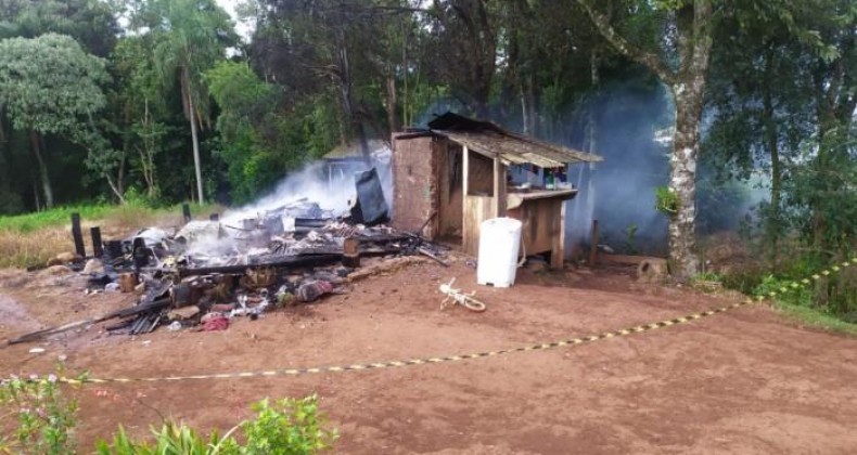 Incêndio em residência mobiliza bombeiros em Campo Erê.