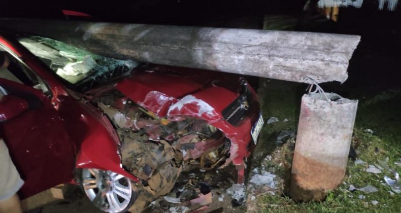 Carro bate em poste em Cunha Porã.