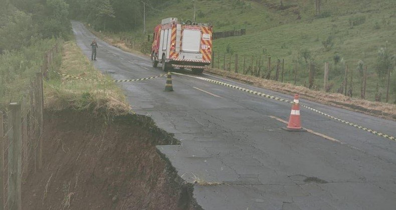 Parte de rodovia desmorona após chuvas em Seara.