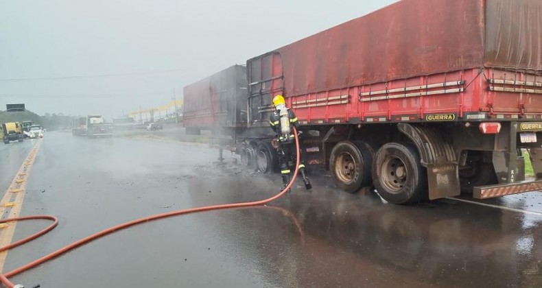 Caminhão pega fogo na BR 282 em Maravilha.