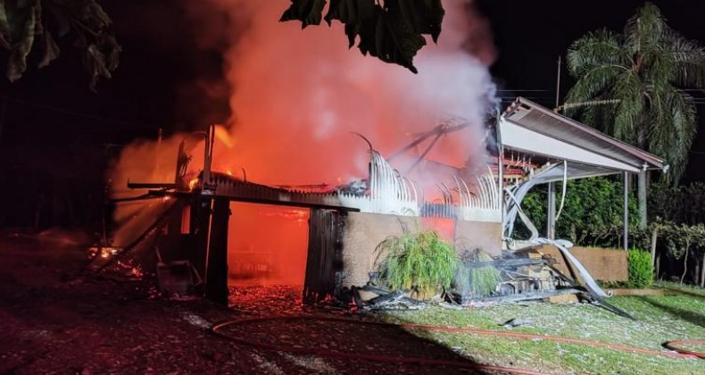 Casa é destruída por incêndio em Quilombo.