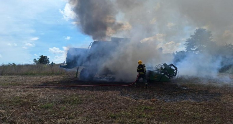 Incêndio em máquina agrícola é registrado em Riqueza