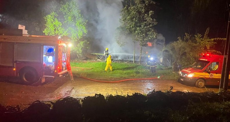 Incêndio em residência mobiliza bombeiros em Xanxerê.