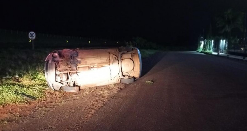 Condutor sofre acidente e pede ajuda em Pinhalzinho.