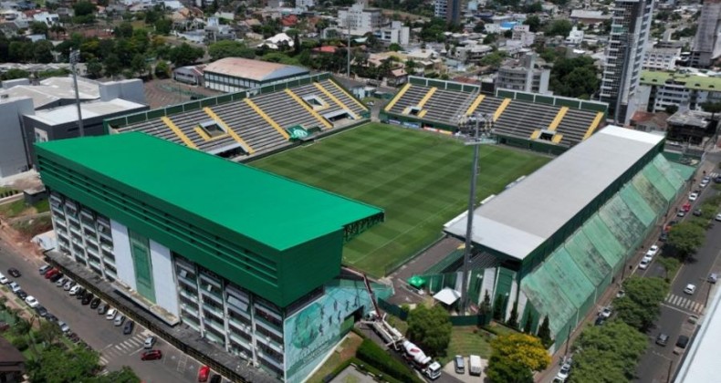 Ladrões arrombam Arena Condá e fogem vestindo uniformes da Chapecoense.