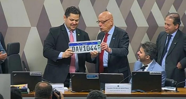 Senado aprova projeto para incluir nome de cidade nas placas de veículos.