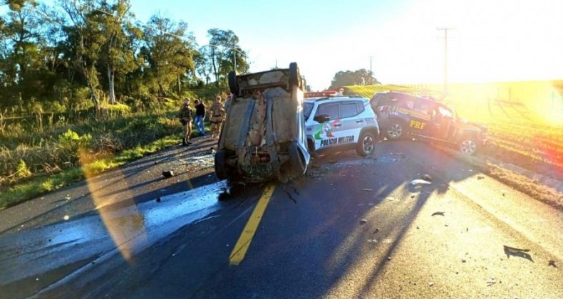 Morador de Caçador morre após colidir carro contra viaturas durante fuga na BR-280