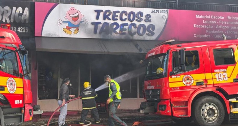 Prédio residencial e comercial é destruído por incêndio em São Miguel do Oeste