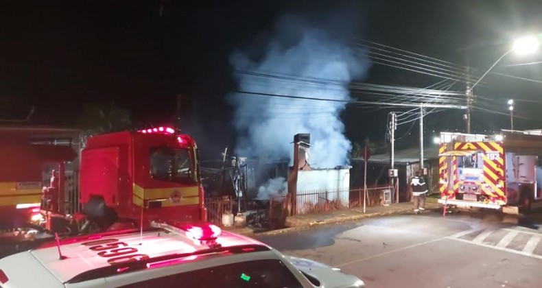 Casal morre em incêndio residencial durante a madrugada