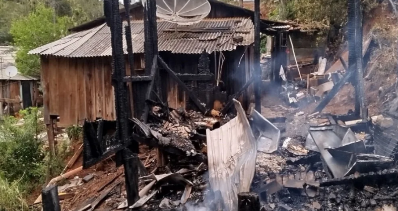 Família que teve a casa queimada em Maravilha pede ajuda