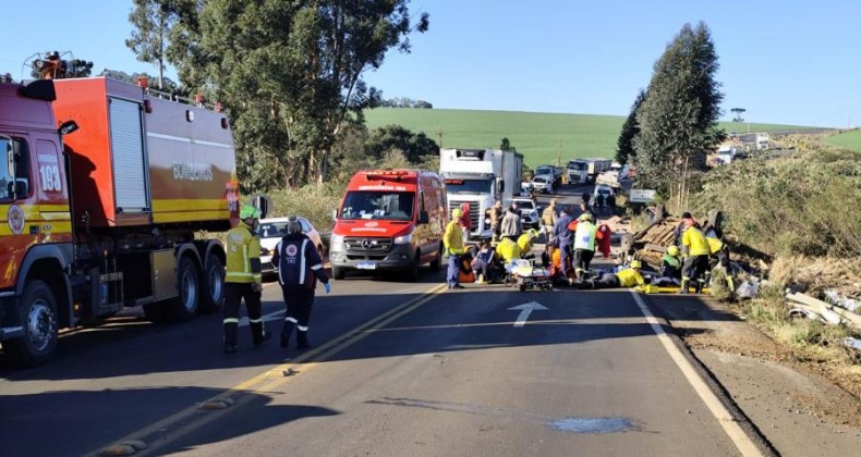 Quatro adultos e uma criança sofrem ferimentos em grave acidente entre carro e caminhão