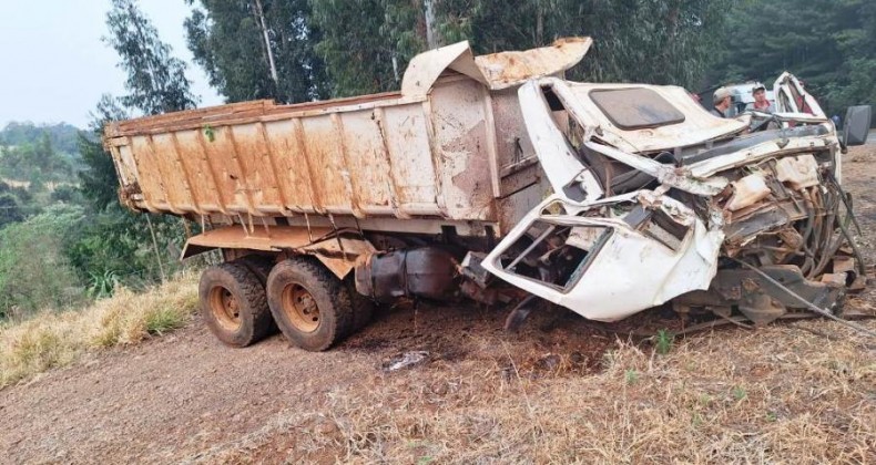 Jovem sobrevive milagrosamente após caminhão ficar esmagado