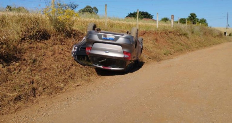 Capotamento de veículo deixa mulher ferida no Oeste