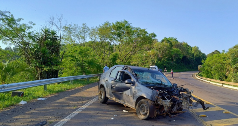 Motor de veículo é arrancado em violento acidente