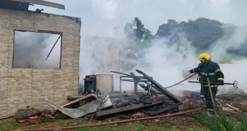 Casa pega fogo no interior de Saudades