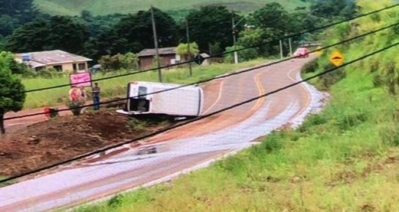 Van que levava estudantes para Modelo sofre acidente